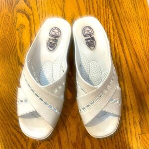 OKABASHI COMFORT SANDALS White sz 9-9.5 slip on Hawaiianshoes EUC